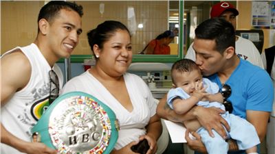 Visitan Hospital Infantil ¨Tyson¨y ¨Tornado¨